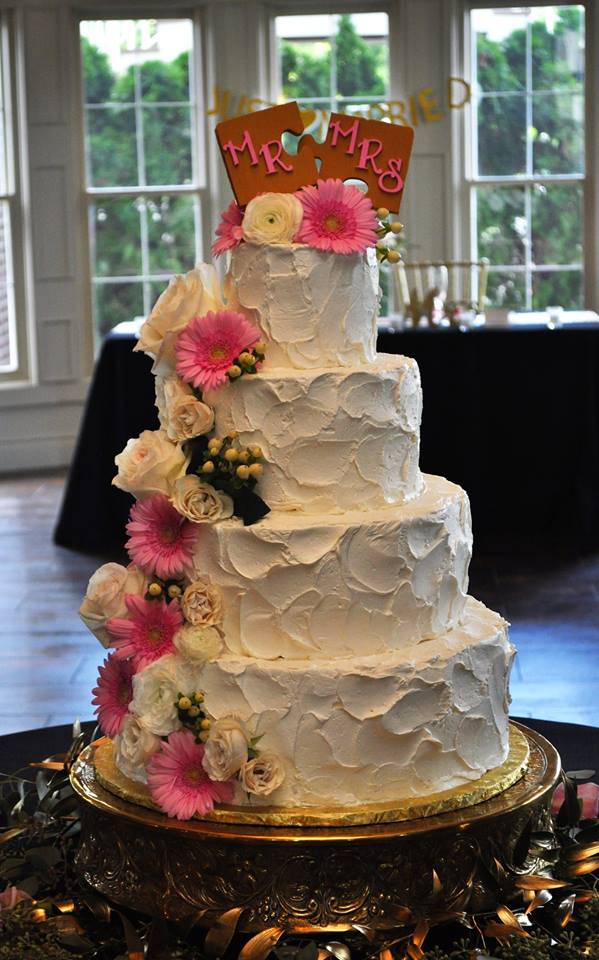 Order a beautiful custom wedding cake in Michigan from Lakes Cakes.