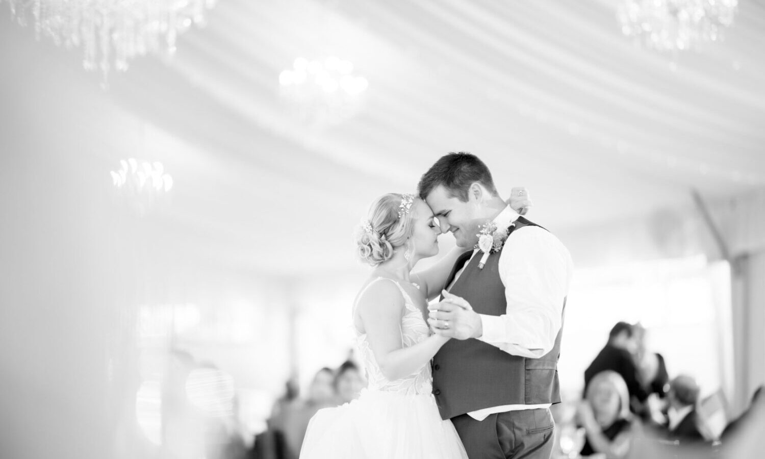 wedding couple dancing in black and white - Wedding Shop