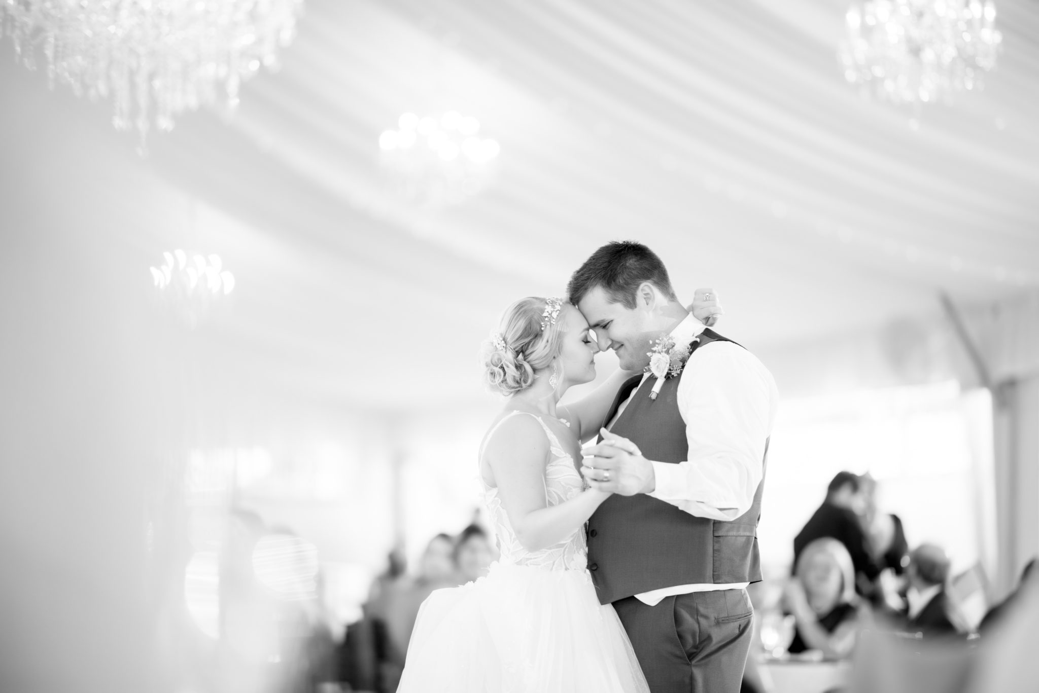 wedding couple dancing in black and white - Wedding Shop