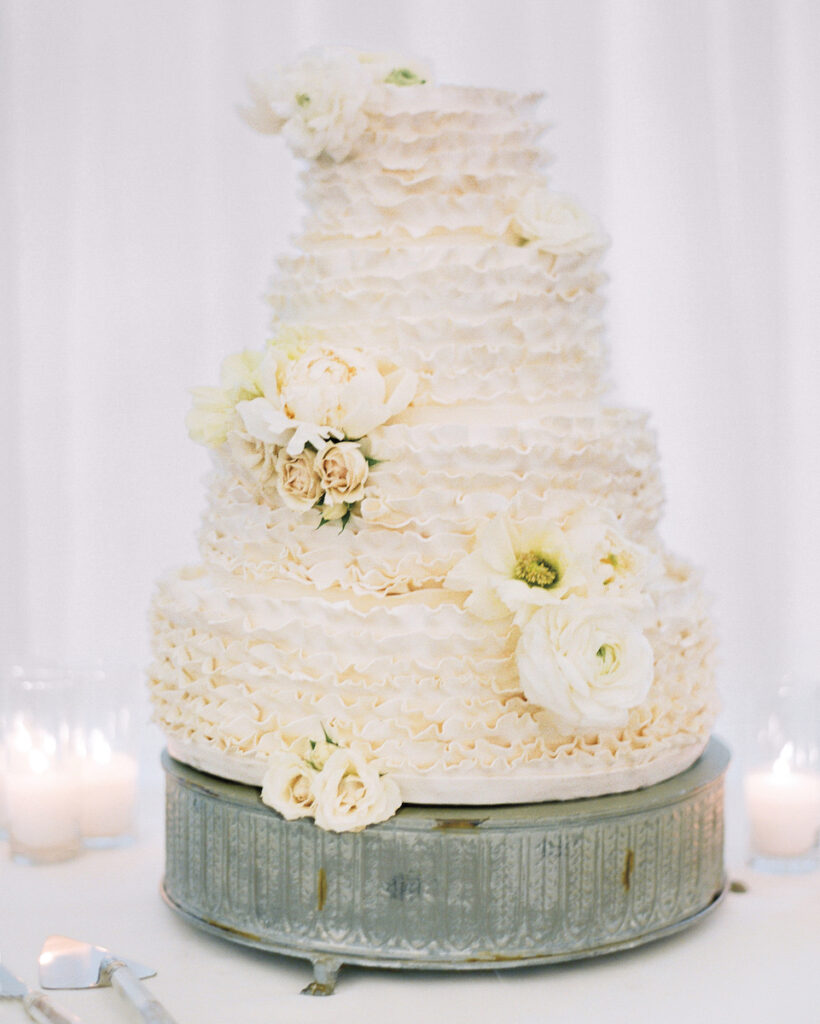 Christmas Wedding Cakes: 8 Ideas You Will Love | The Wedding Shoppe