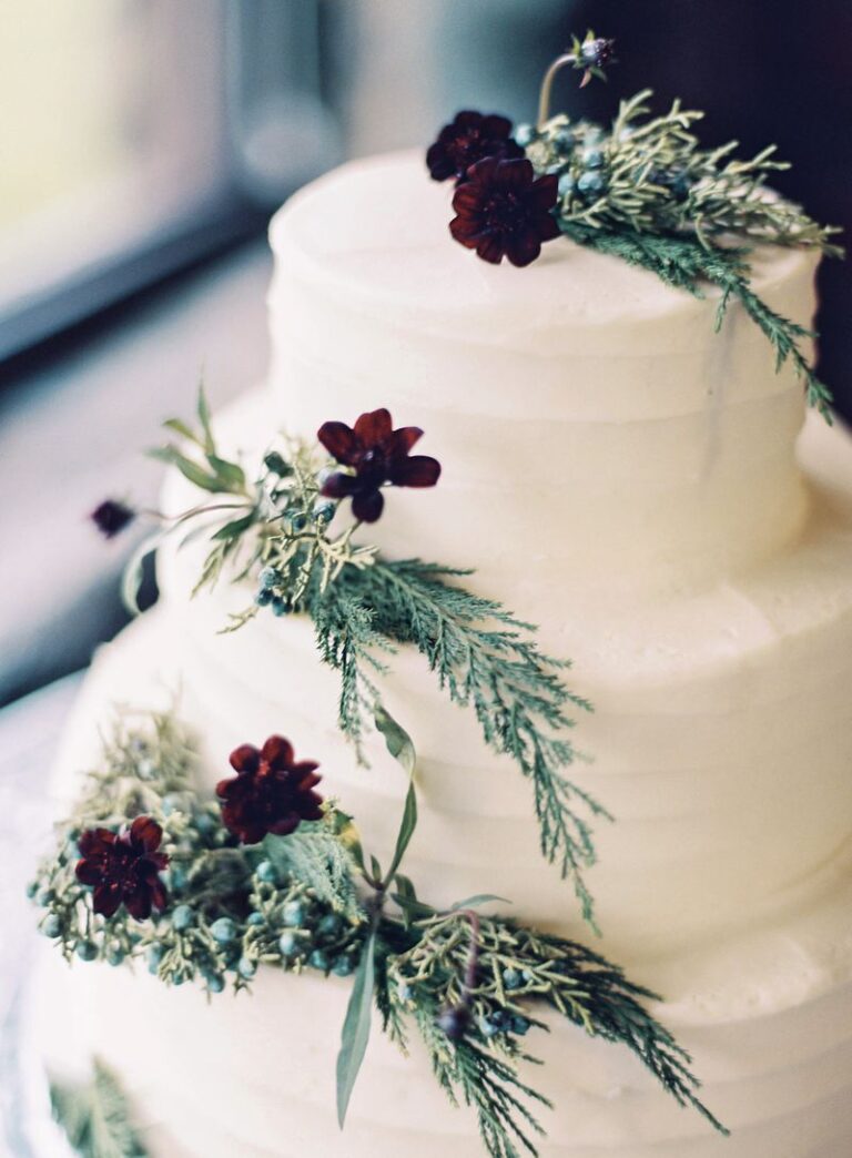 Christmas Wedding Cakes: 8 Ideas You Will Love The Wedding Shoppe