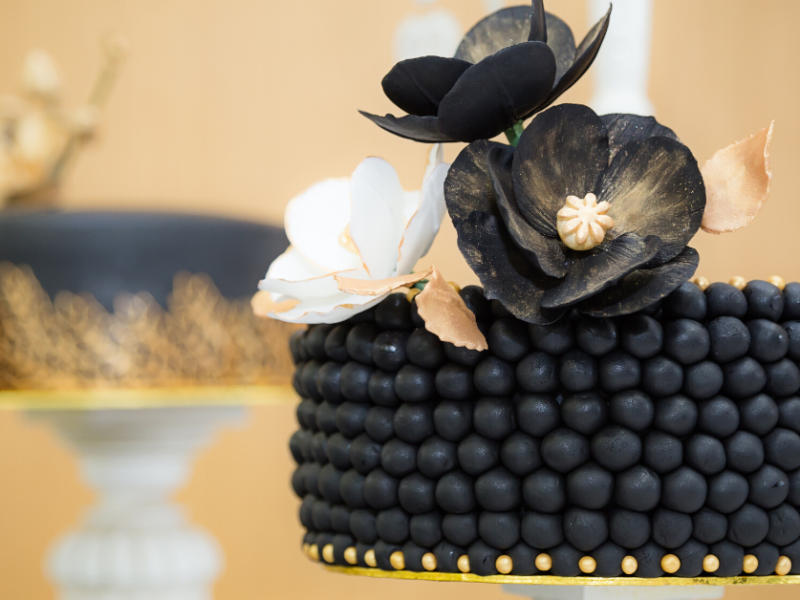 5 Dark Wedding Cake Ideas for a Black Wedding