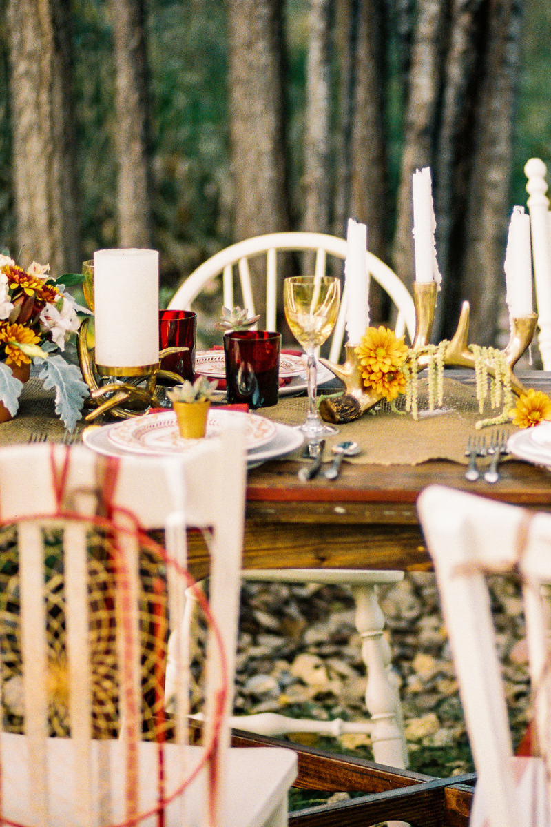 set table with autumnal themes