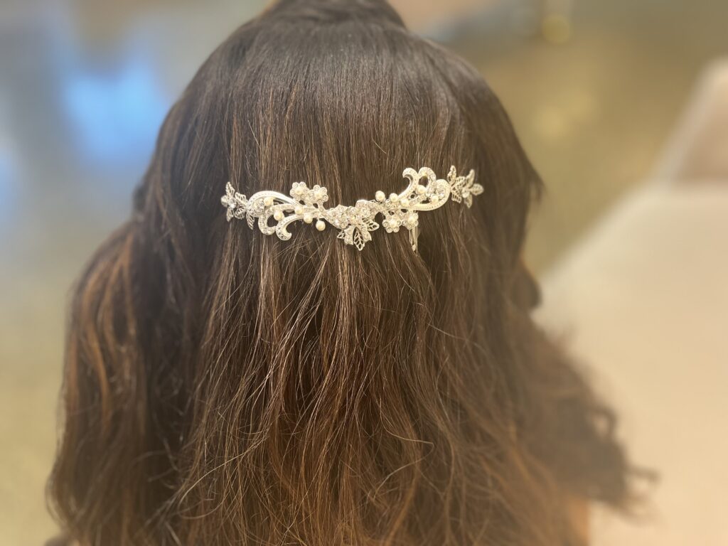 Bride wearing the handmade Salome comb, made of silver.