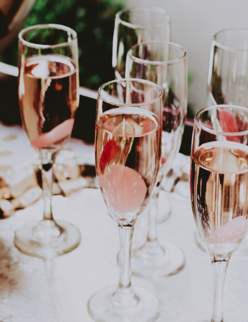 Multiple glasses of champagne on a serving tray at a Bridgerton-themed wedding