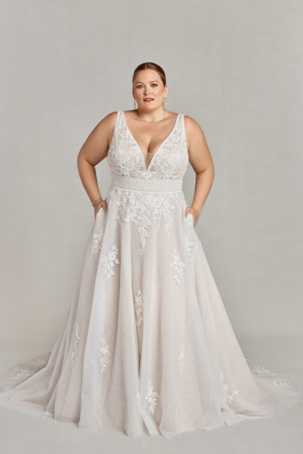 Gorgeous plus size bride to be wearing an affordable wedding dress that looks just like expensive wedding dresses.