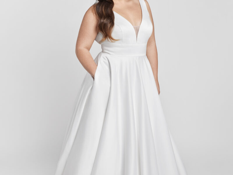 Plus size bride wearing a classic, timeless wedding dress with pockets.