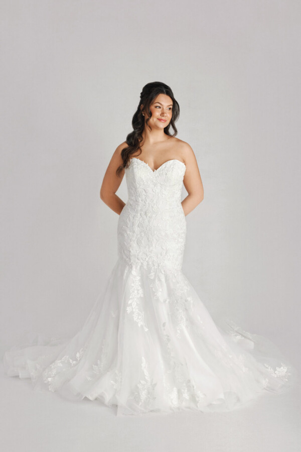 A bride in a white fitted strapless dress.